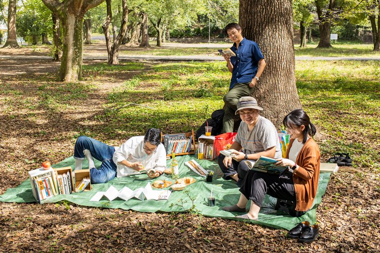 好きな本を小箱に入れて屋外へ！ 一箱本棚ピクニックのすすめ