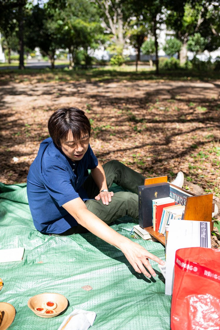 オカダカメラマンの持参した本を眺める編集長・土屋。ともに歴史系の本が好きで、相通ずるところがあった模様。