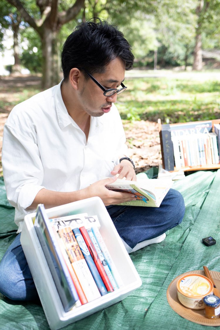 自分が持ってきた柴崎友香『千の扉』について話す筆者。なおピクニックをした公園は、『千の扉』の舞台となった都営住宅の一角にある。