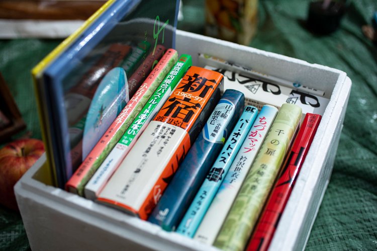 筆者の一箱本棚。好きな本をギッシリ詰め込むため、箱のサイズも考慮したうえで本を厳選。上の空きスペースには文庫、端っこには大きな絵本と、テトリスのように本を詰め込むのが楽しかった。