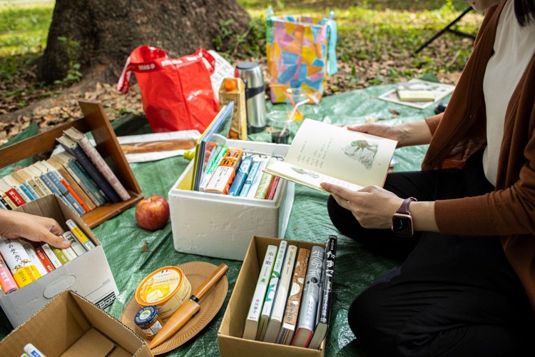 絵本『ふたりはともだち』（アーノルド・ローベル/文化出版局）を「図書室にあった！」と懐かしがって読む編集・吉岡。むかし読んだ本との再開もまた楽しい。