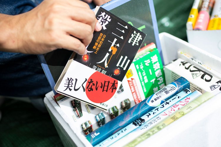 詳しくは後述するが、なぜか事件の本の話で盛り上がる不穏なピクニックとなった。