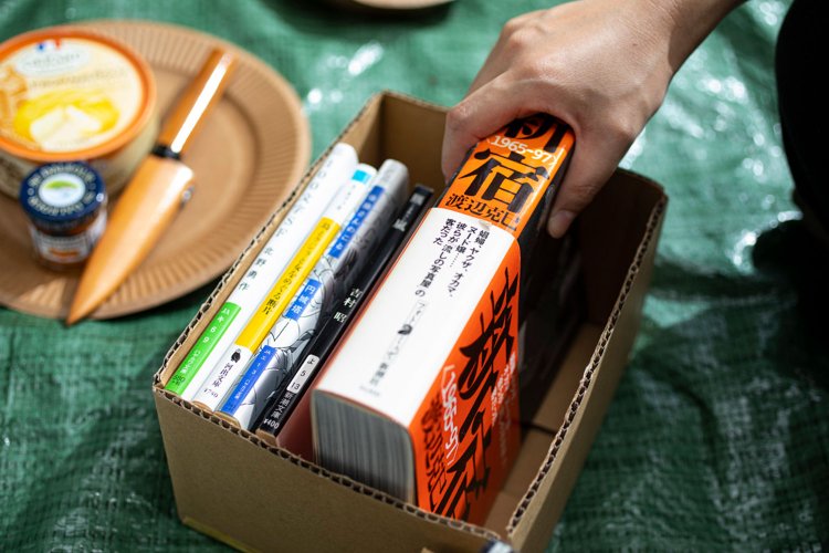 編集・吉岡が持ち帰ったのは『新宿 1965-97』と『羆嵐』だった。事件の本の話で盛り上がる中、目の前にナイフがあったのも何だか不穏。