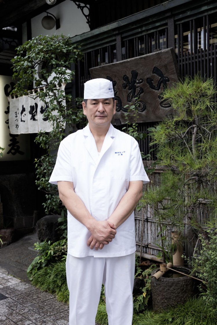 6代目の小高孝之さん。5代目小高登志さんは帳場で指揮をとる。