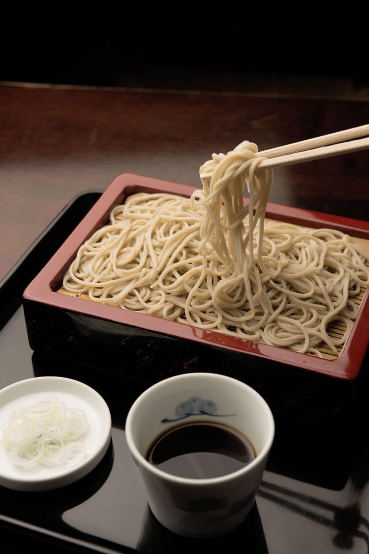 そばはすべて手打ちで、1 日20~30回打つ。やや辛口のつゆで食べるもり650円。