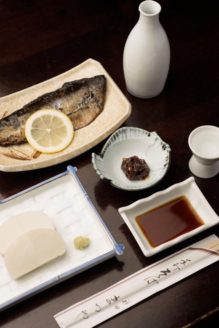 御酒「菊正宗 特選」700 円(180ml)にはそば味噌が付く。にしん棒煮800円、わさびかまぼこ650円。