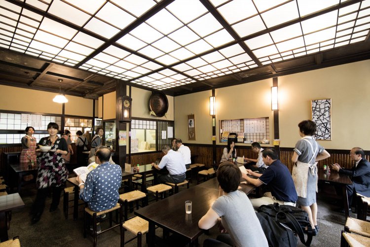 高い天井やガラス窓などが歴史を感じさせる。混雑時には相席になる。