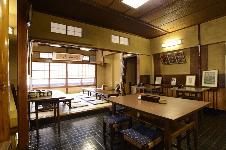 2階にはテーブル席と座敷があり、小さなカウンター席もある。