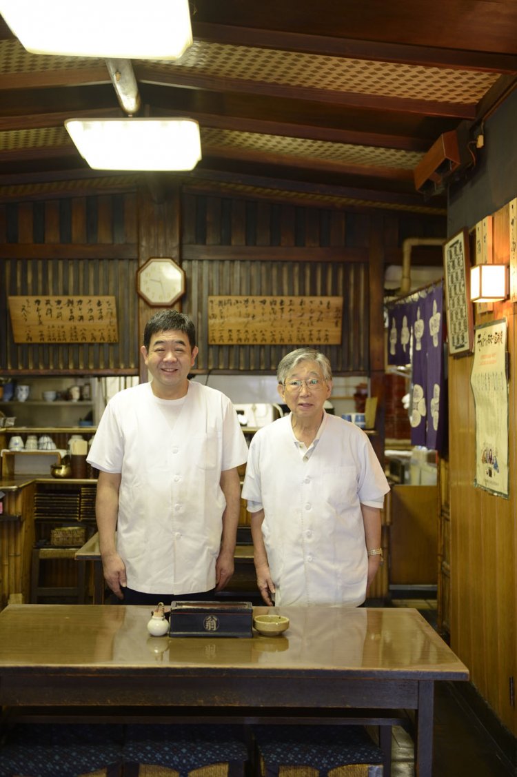 3代目の加勢雅博さん(右)と4代目の智康さん。