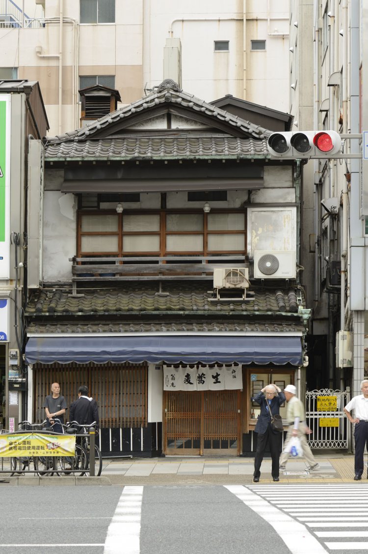 ビル街にあって異彩を放つ建物。ここだけ時間が止まったようだ。