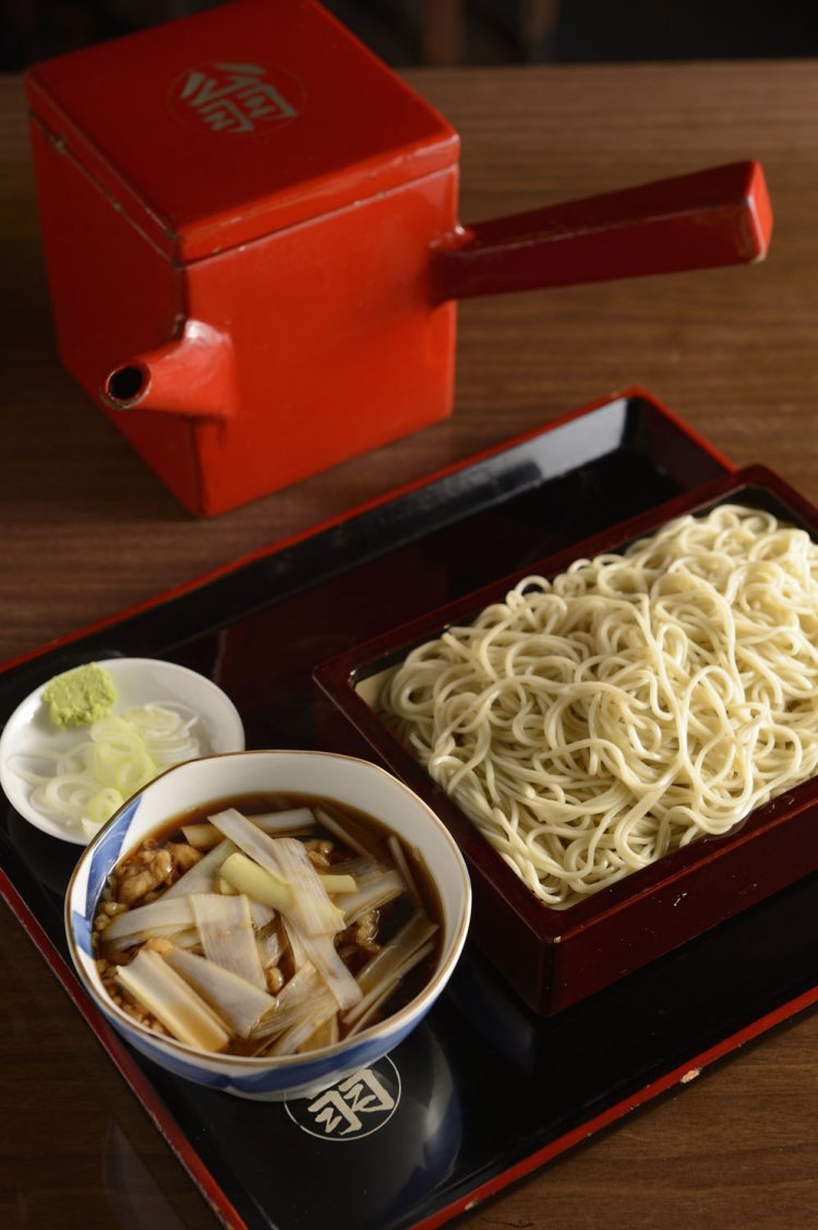 ねぎせいろ。毎日、新しい油で揚げるイカのかき揚げの旨味が溶け出し、つけ汁にコクが出る。