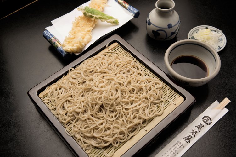 特大の天然エビ1尾とシシトウの天ぷらが付く天せいろ1485円。