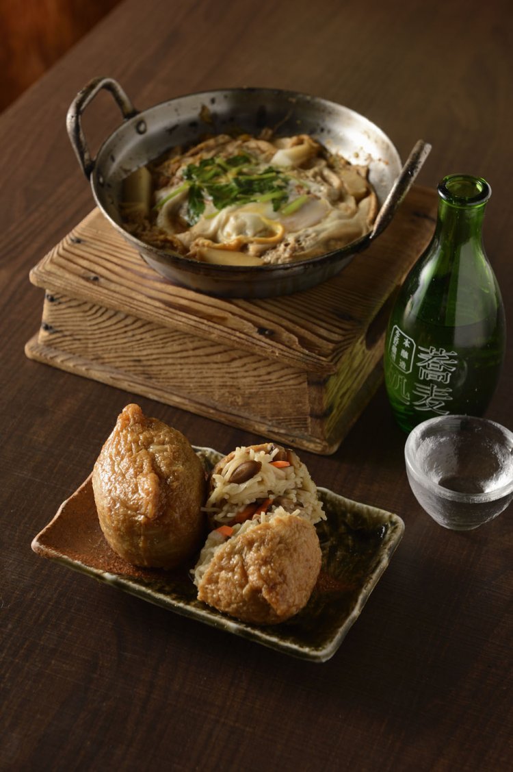  豚カツを卵でとじたかつ煮1020円。 生貯蔵酒「蕎麦処」560円(180ml)。