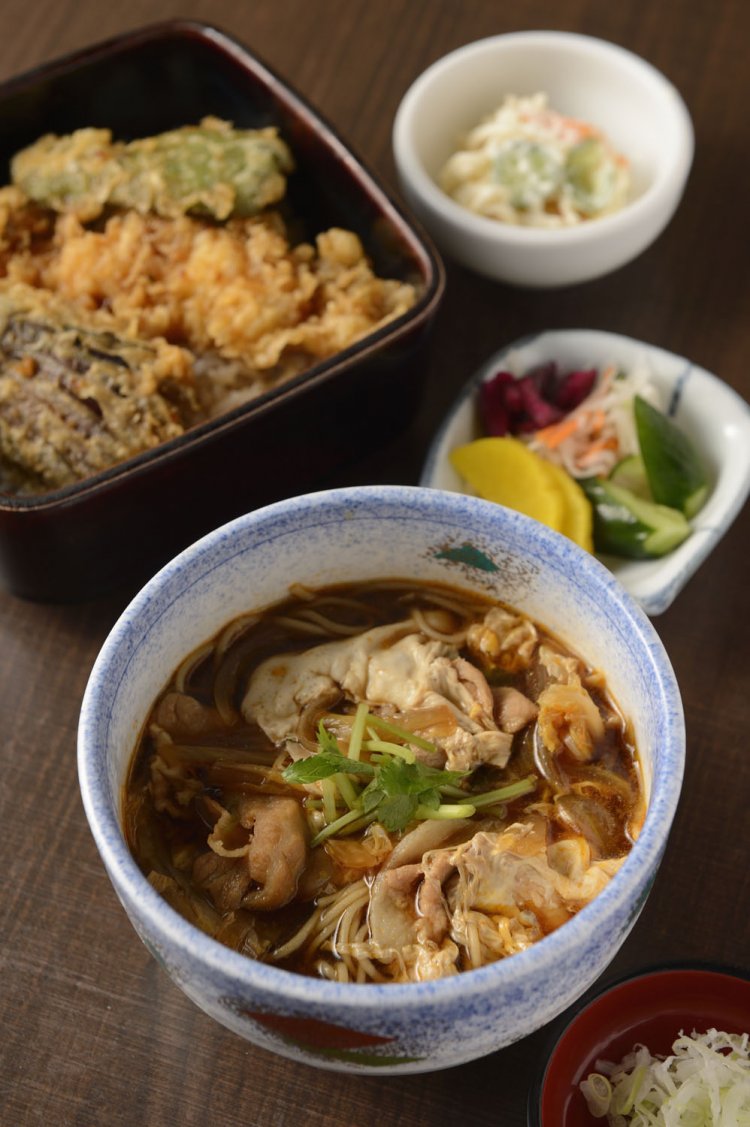 義士御膳1120円のほか、天丼とワカメおろし入りそばをセットにした 討入り定食1120円など、赤穂浪士にちなんだメニューがある。