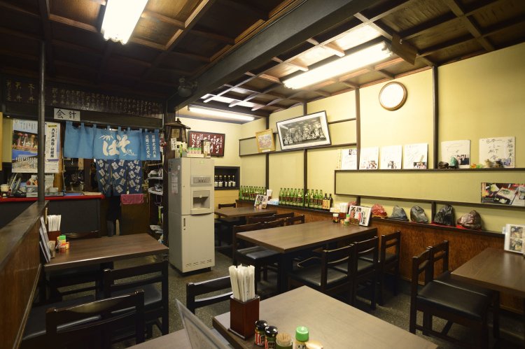 和の趣がある古民家風の店内。屋外にはテント屋根のテーブル席もある。