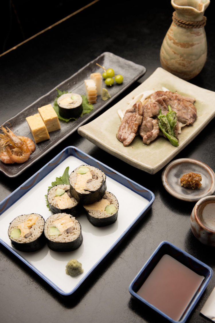 鴨焼き1045円、そば寿司1045円のほか、 酒肴も充実。日本酒は菊正宗715円のほか、一ノ蔵825円、 眞澄935円(いずれも180ml)など地酒もそろう。