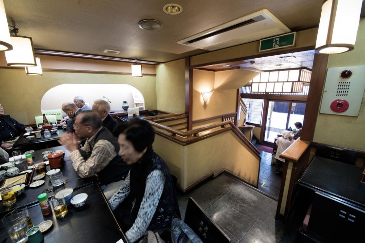 1階は半地下と中2階という立体的な客席。2階には座敷もある。