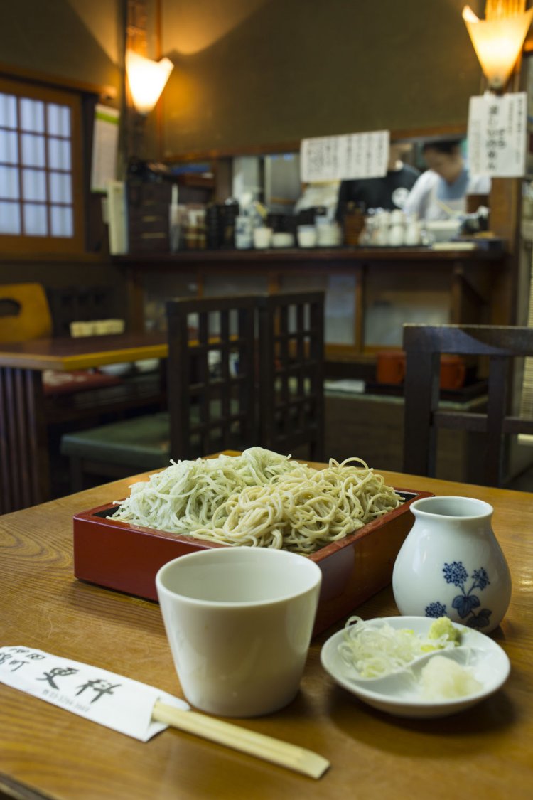 24~25席の小ぢんまりとした店。「家族でやるにはちょうどいい大きさ」と店主が語る。