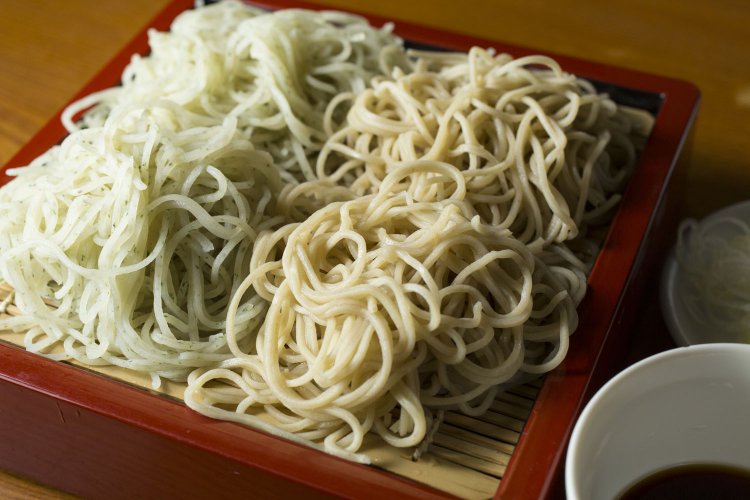 変わりそばと並そばを盛り合わせた二色せいろ1000円。 いずれも細切りで、そば粉8割、つなぎ2割の二八そば。