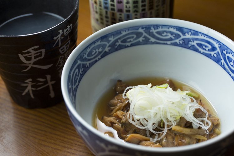 あさり煮450円を肴に、東京の老舗そば店で組織する「木鉢会」の名を冠した蕎麦焼酎500円をそば湯割りで。