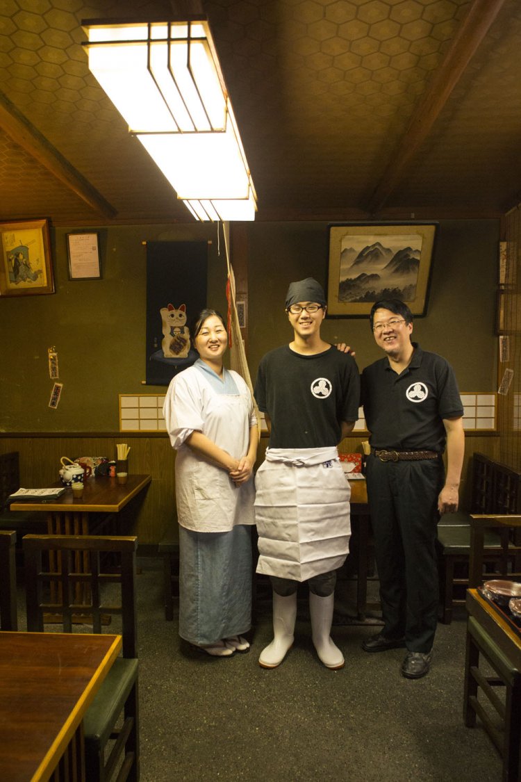 4代目の堀井市朗さんと奥様の千穗さん、修業中の5代目雄太朗さん。