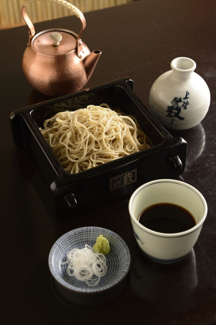 せいろう771円。黒塗りのせいろは、国会議員の名札製作で知られる「ぬしさ製作所」の漆塗り。