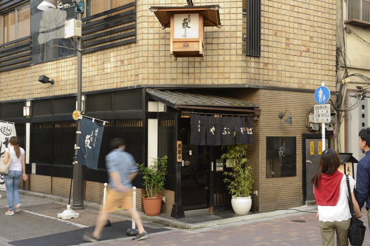 昭和38年にビルに建て替え、7年ほど前に店内をリニューアル。入り口上部の釣り行灯が目を引く。