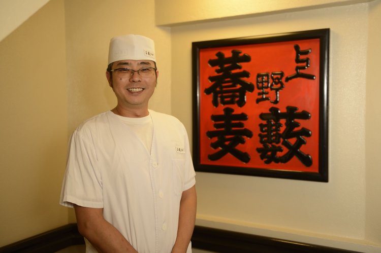 4代目の鵜飼泰さん。「これからの季節は、三陸産カキを使ったかき南ばん1748円がおすすめ」。