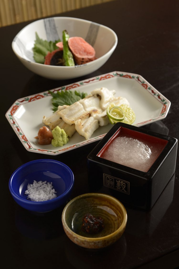 日本酒を凍らせた菊正宗みぞれ酒668円には焼き味噌と塩が付く。穴子の白焼き1337円、炙りめんたいこ709円。