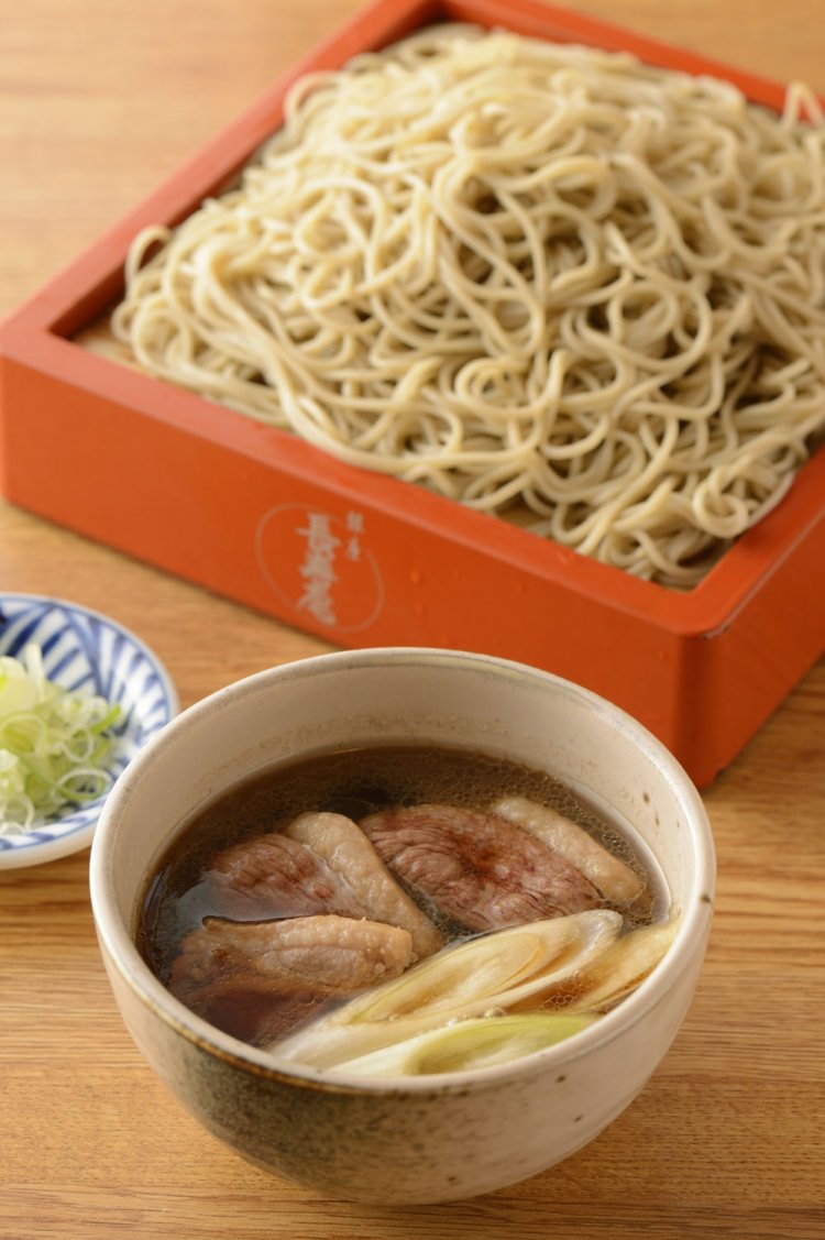 北海道旭川市江丹別町で自家栽培するソバのほか、国産ソバを使用した細打ちそば。 鴨肉は埼玉県産で、厚切りのもも肉と胸肉が入る。