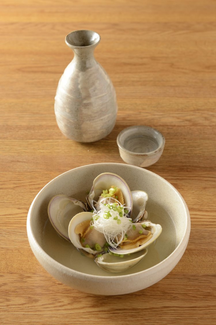 千葉県産白はまぐり（焼き・酒蒸し）各730円。酒は菊正宗570円（180㎖）のほか、地酒も多い。