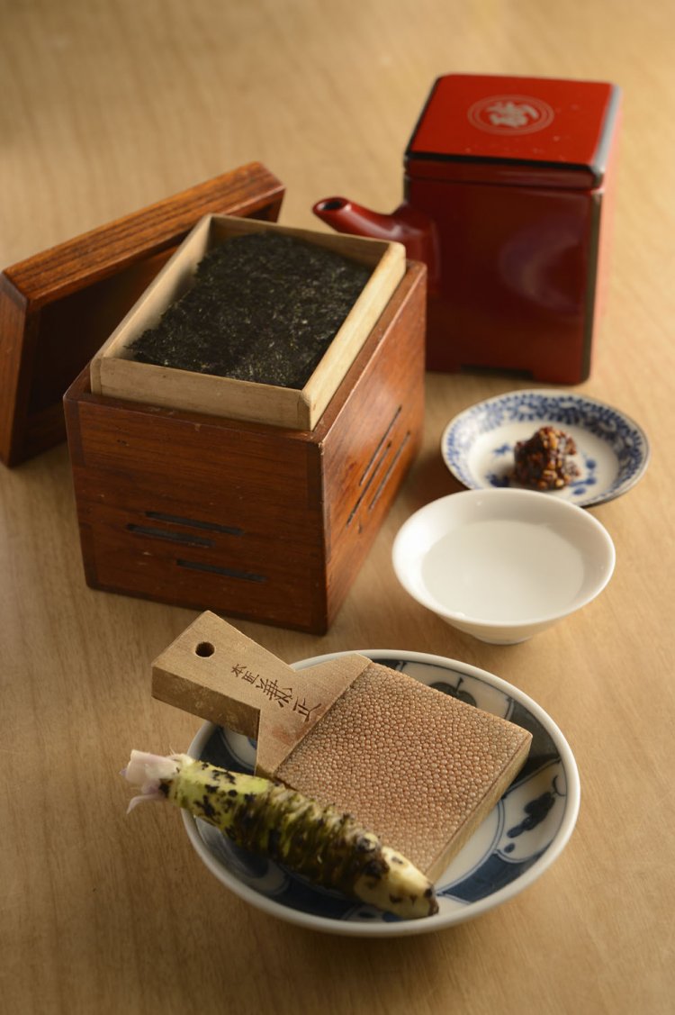 中に炭が入った海苔箱で提供される焼きのり970円は本ワサビで味わう。 小さな湯桶に入った黒松剣菱700円。