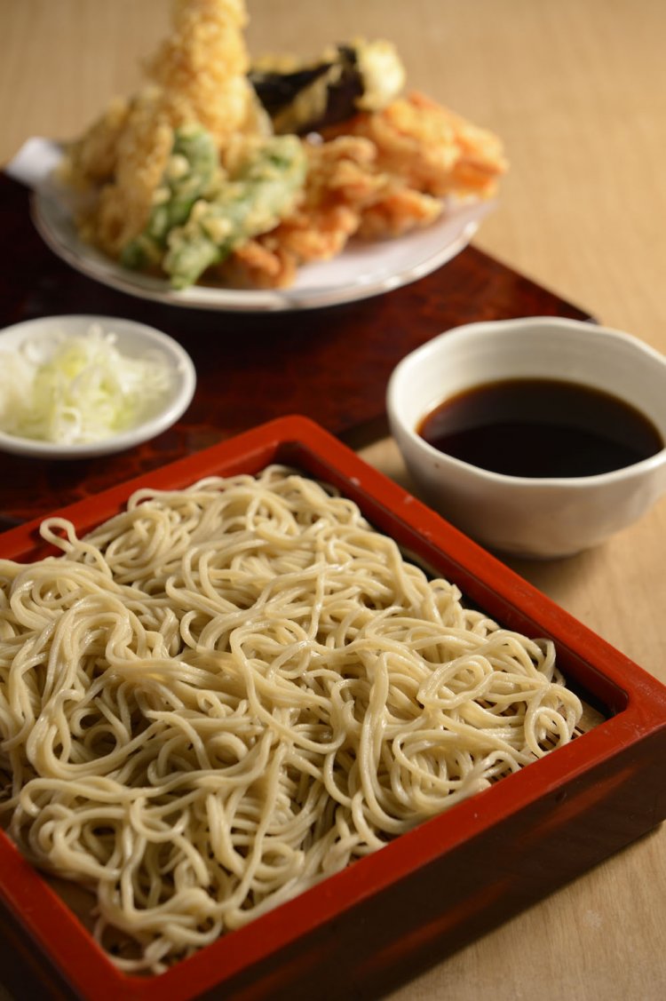 大きなエビが自慢の天ざる1550円は、 ゴマ油と綿実油をブレンドして揚げる。