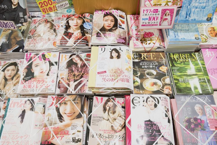 コロナ後の社会の表現が気になる各女性誌。平台に並ぶ女性誌は付録付きがほとんど。
