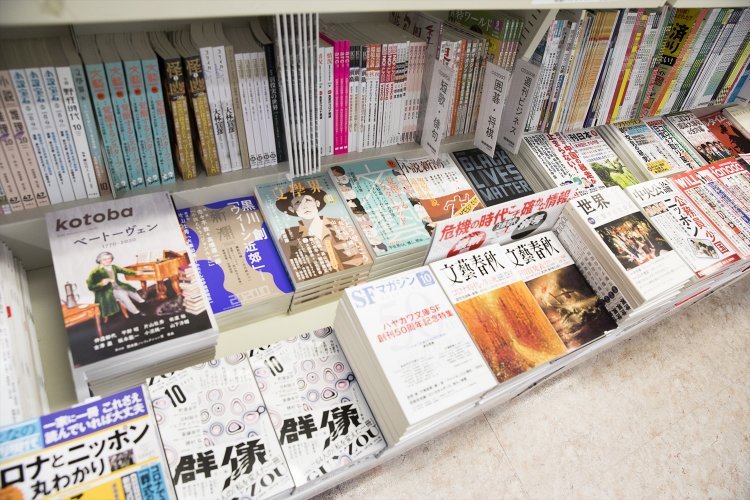 総合・文芸～ビジネス・社会の棚。保守的な雑誌を置いた右側は泥臭いデザイン、リベラルな雑誌を置いた左側は洗練された表紙が多い。