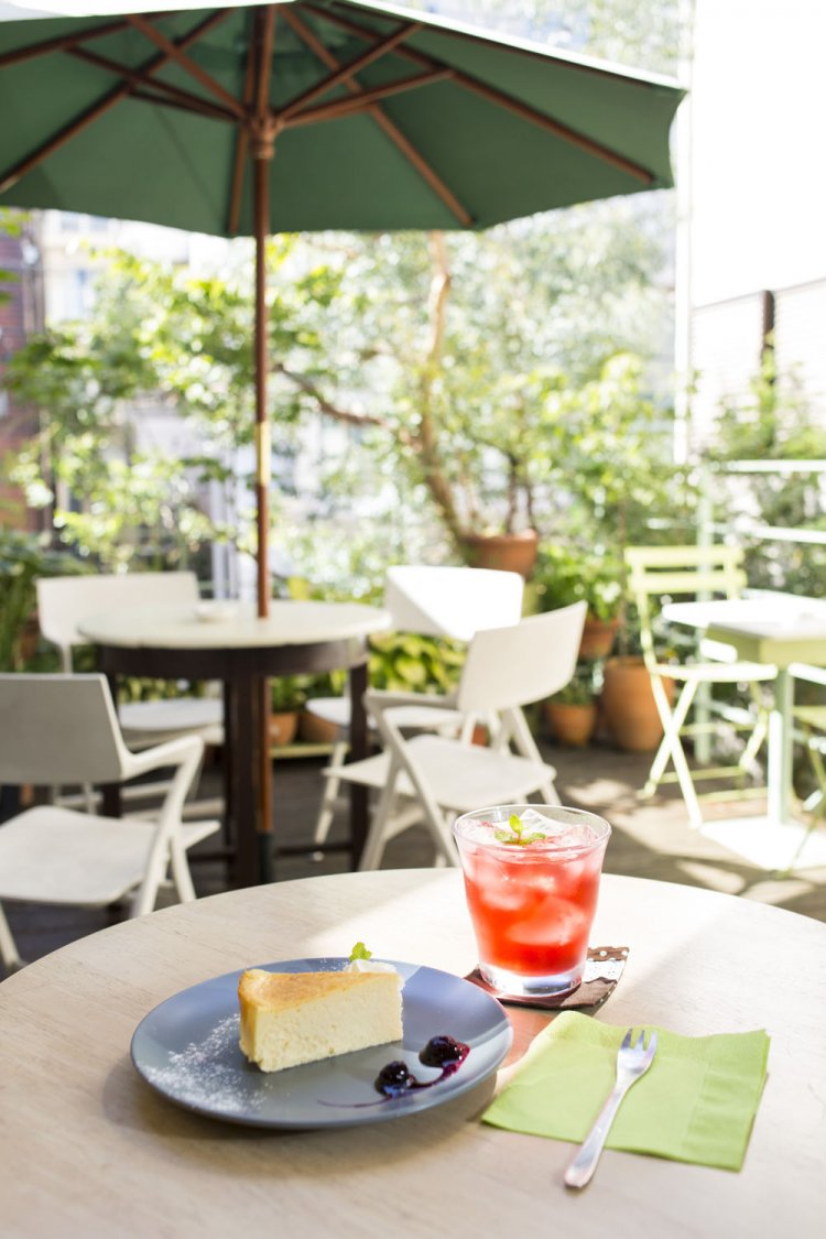 ほんのりした甘みと酸味のローズヒップブレンドティー400円、しっとりなめらかなNYスタイルのチーズケーキ400円。