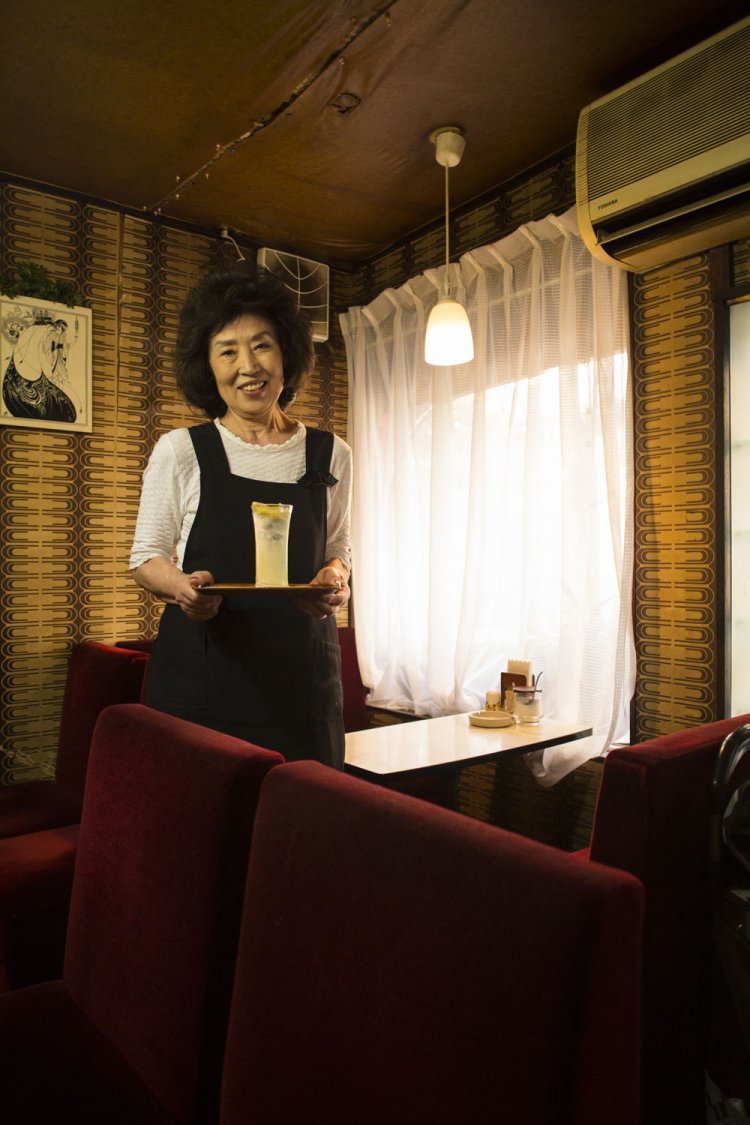 手搾りのレモンスカッシュを手にする小山さん。