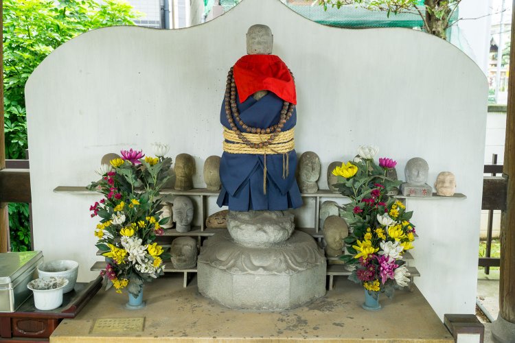 縄で縛られるのは、願掛けした人の代わりに苦しみを引き受けるため。