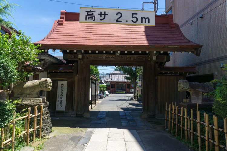 小さな山門を車がふつうに通り抜ける不思議な空間。