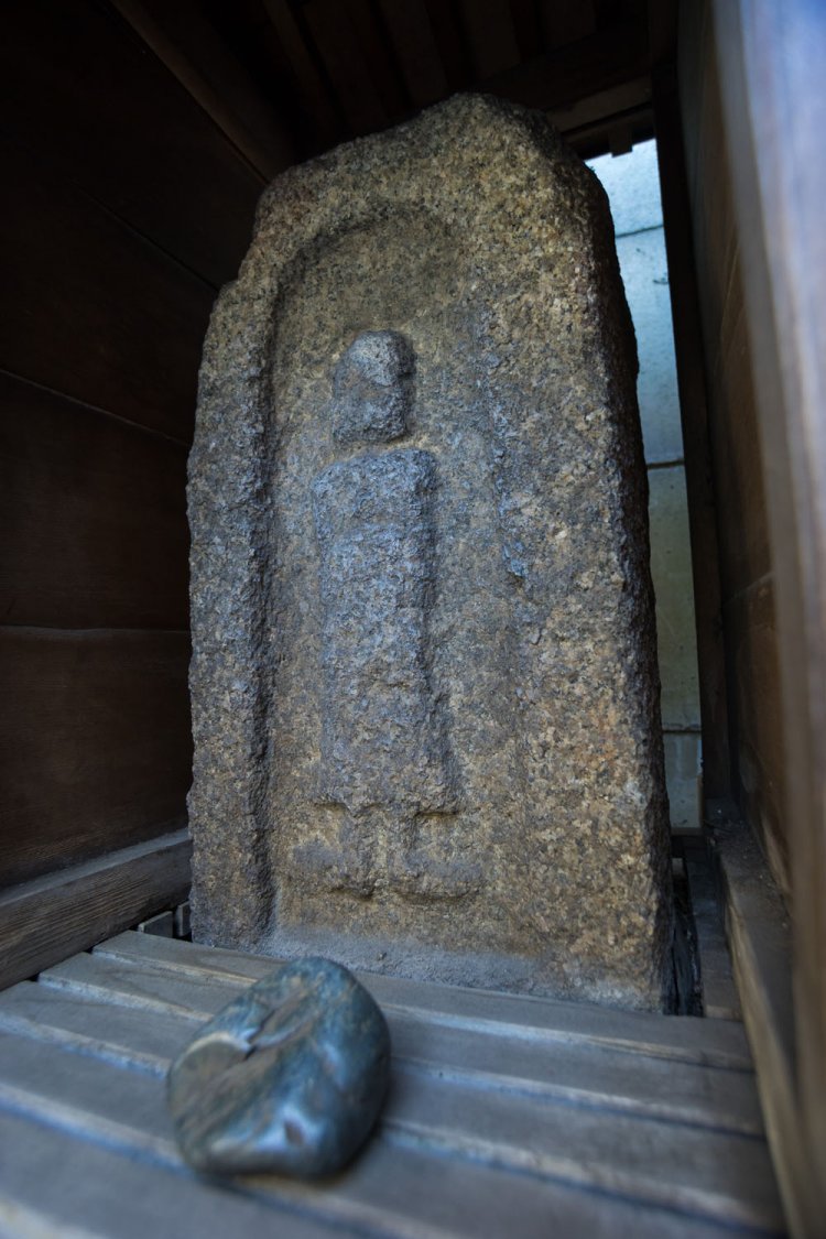 高山稲荷神社のおしゃもじさま。石神を思わせる石が手前に。