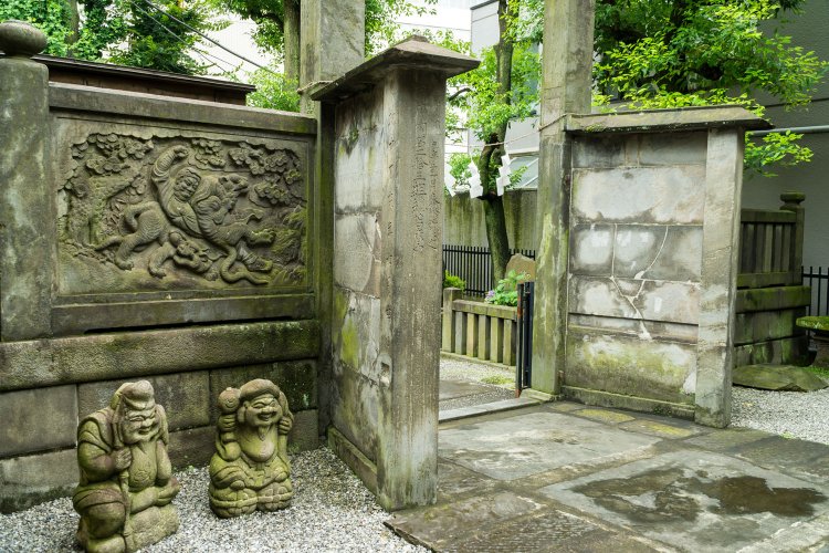 高輪神社太子宮の石門と石塀。 太子講の石材屋さんが奉納。