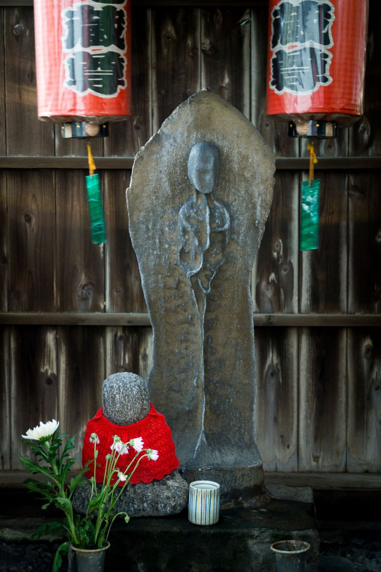 ゆうれい地蔵(子安栄地蔵尊)。手前の小さな坐像が子ども。