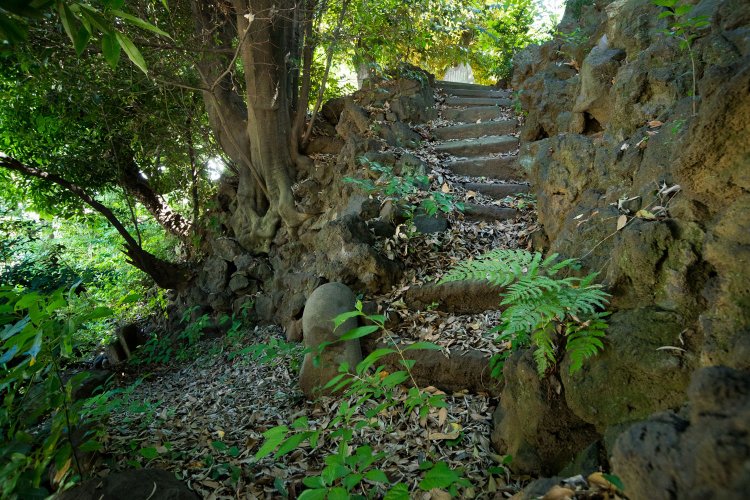駐車場奥から御嶽神社への隠れ登山道。