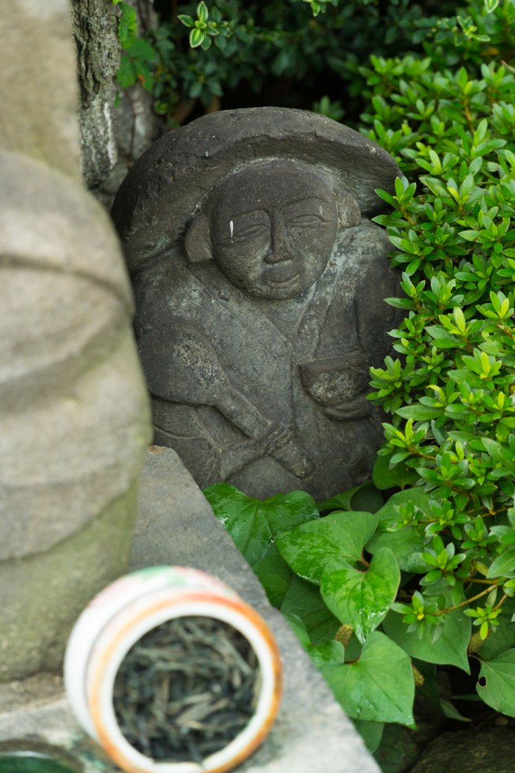 木陰にしゃもじと茶碗を持った、これぞおしゃもじさま?