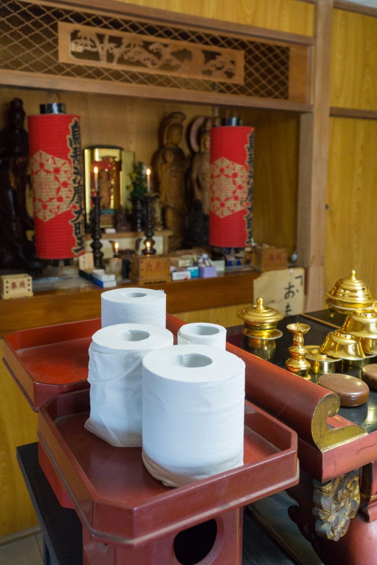 トイレットペ ーパーが三方に載ると実に清らかな巻物に。