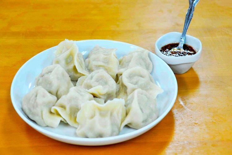 ボリュームも満点の水餃子10個入り550円は、刻みニンニクを入れた自家製ネギ油タレで味わう。