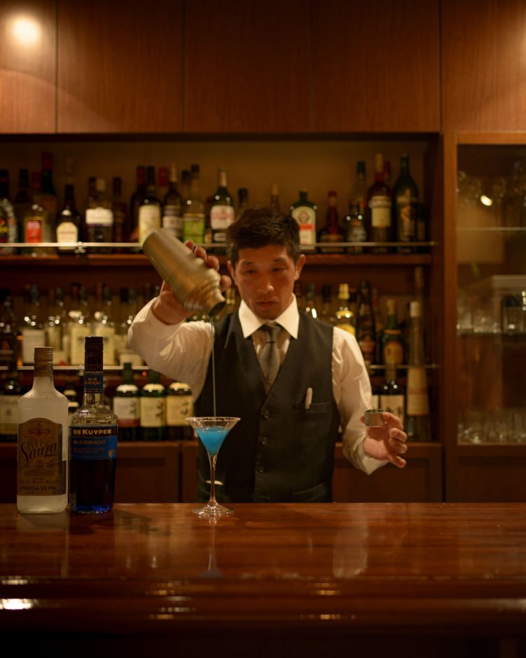 ブルーマルガリータ1200円。ウイスキーは800円〜。