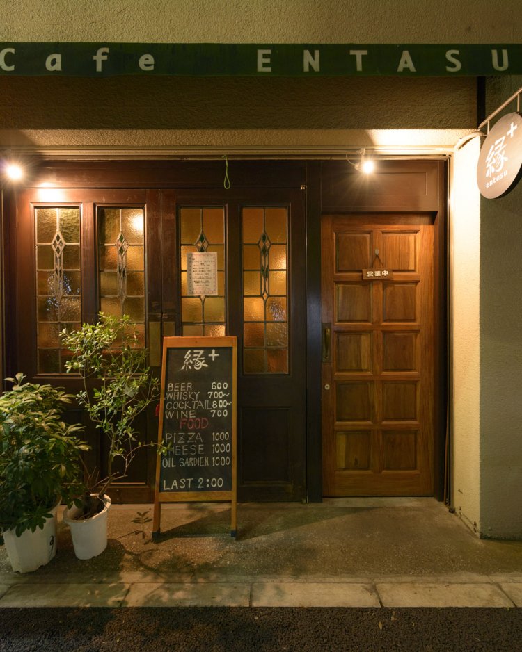 木を基調とした作り。店名は、人との縁がつながっていくことを願ったもの。