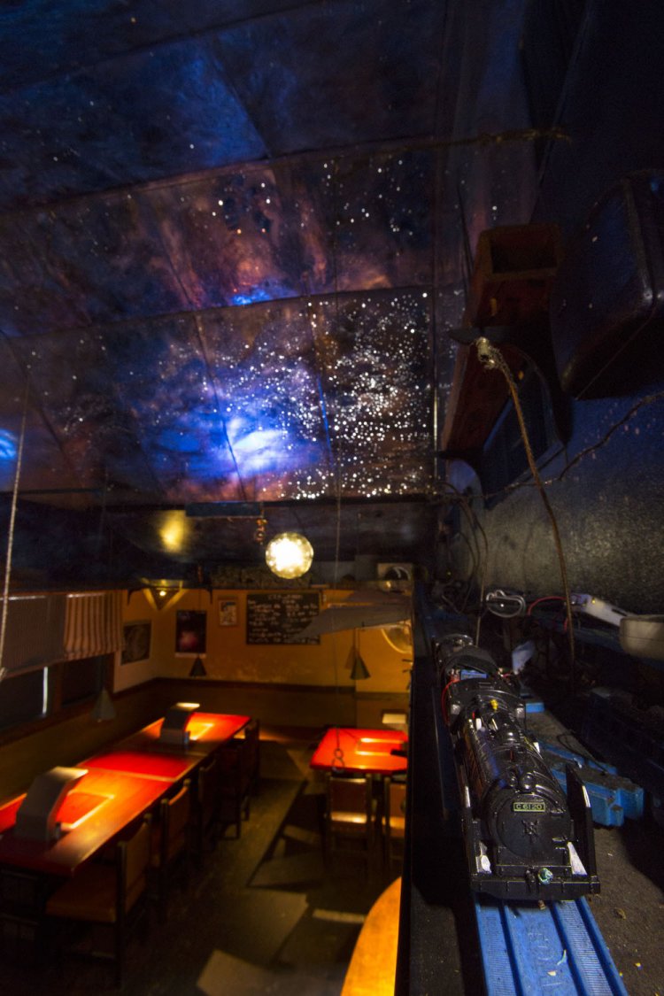 星空の下をプラレールの銀河鉄道が走る2階席。19~22時の毎時5分出発で、臨時走行希望はボタンを押す。