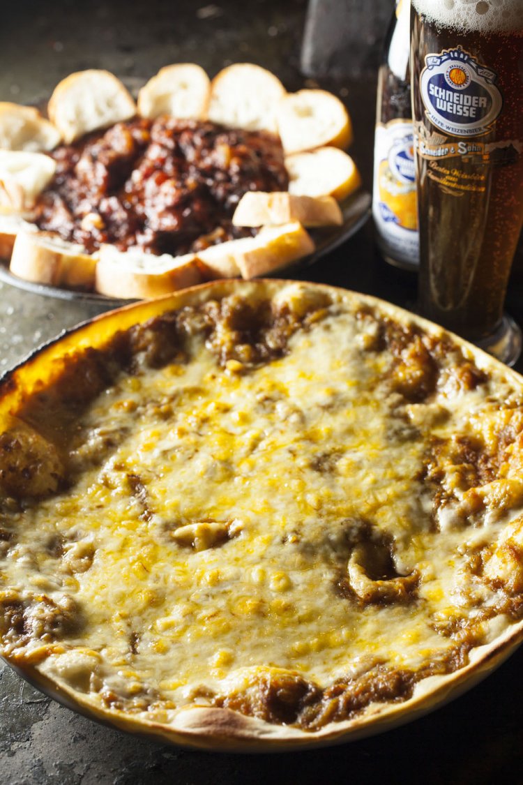 バーベキュー宴会が主だが単品も充実。カレーピザ880円、牛スジワイン煮880円はビールと。